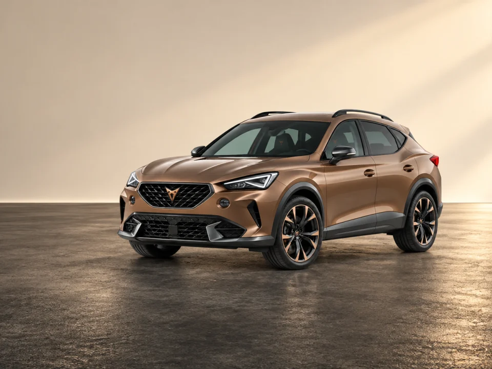 CUPRA Formentor bronze dans un studio ivoire, visuel illustratif