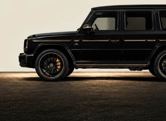 Mercedes Classe G noire de profil dans un studio ivoire, visuel illustratif
