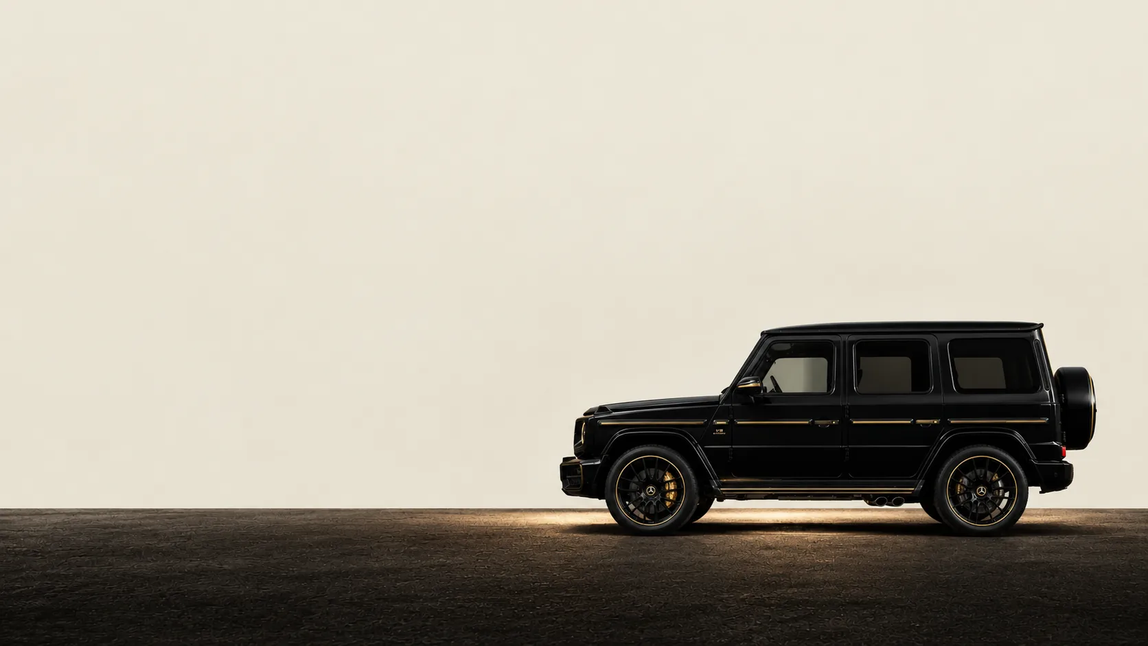 Mercedes Classe G noire de profil dans un studio ivoire, visuel illustratif